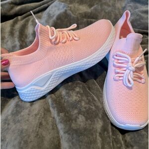 Cute pink tennis shoes! Size 8. New!